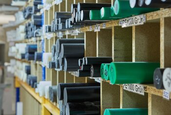 Lager mit Kunststoffen