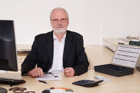 Herr Hudlet steht Ihnen bei Fragen gerne zur Verfügung. 